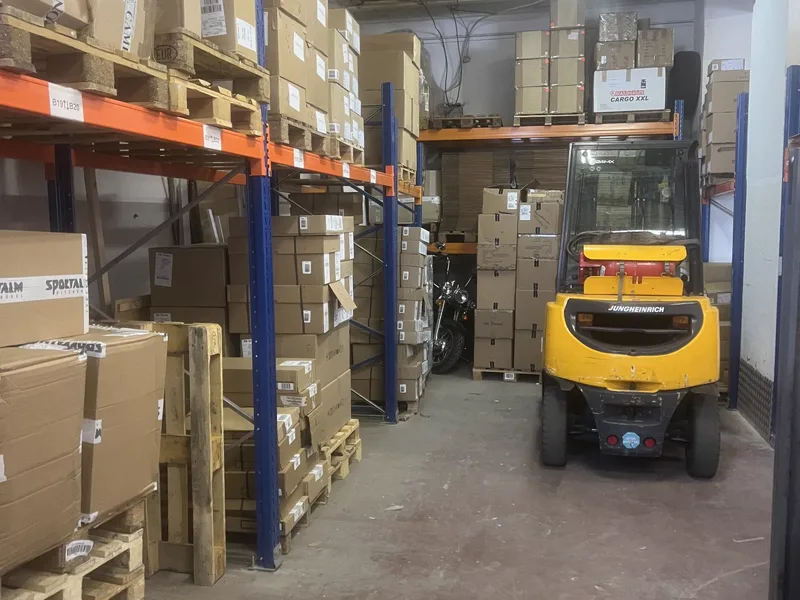 Gabelstapler zwischen Palettenregalen im ZWOD-Lager Berlin